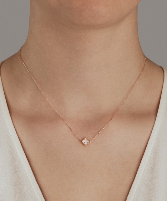 Золотая цепочка с эмалевым кулоном