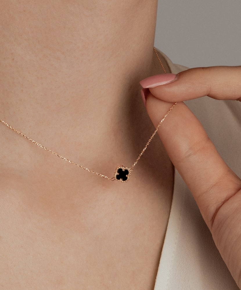 Золотая цепочка с подвеской из оникса Золотая цепочка с подвеской из оникса