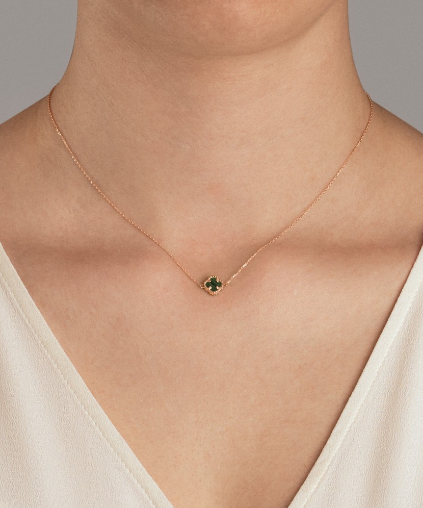 Золотая цепочка с кулоном из малахита Золотая цепочка с кулоном из малахита