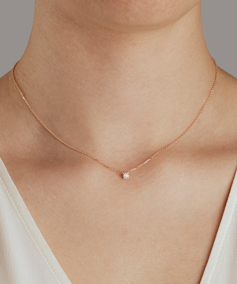 Gold chain with zirconium pendant