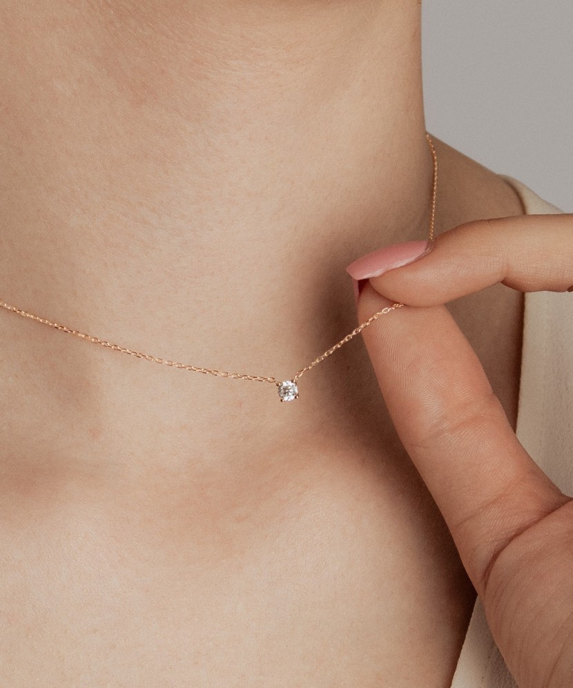 Gold chain with zirconium pendant