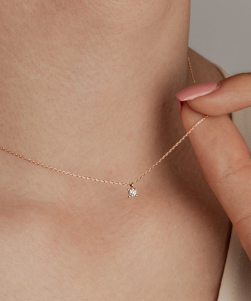 Gold chain with zirconium pendant