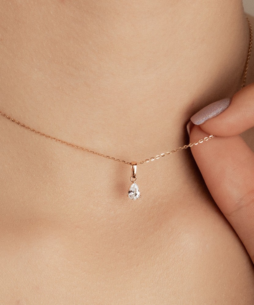 Gold pendant with zircons