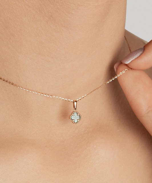 Gold pendant with onyx