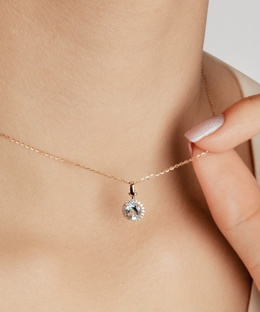 Gold pendant with zircons