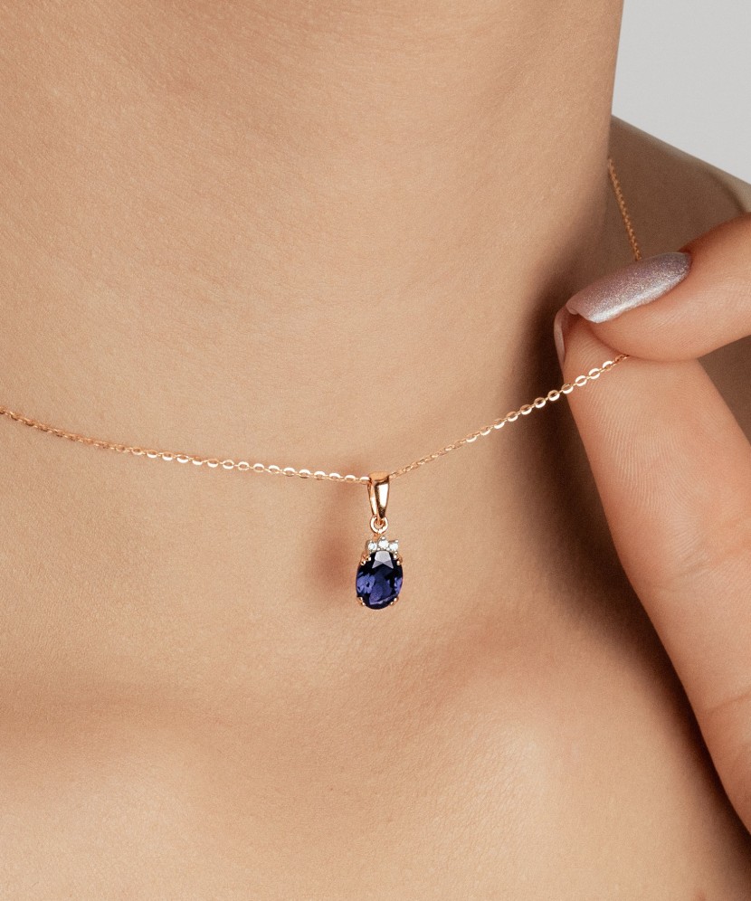 Gold pendant with zircons