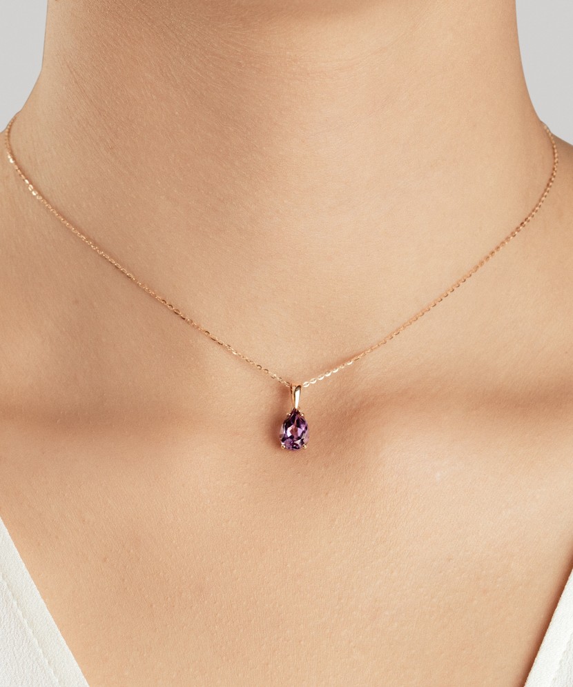 Gold pendant with amethyst