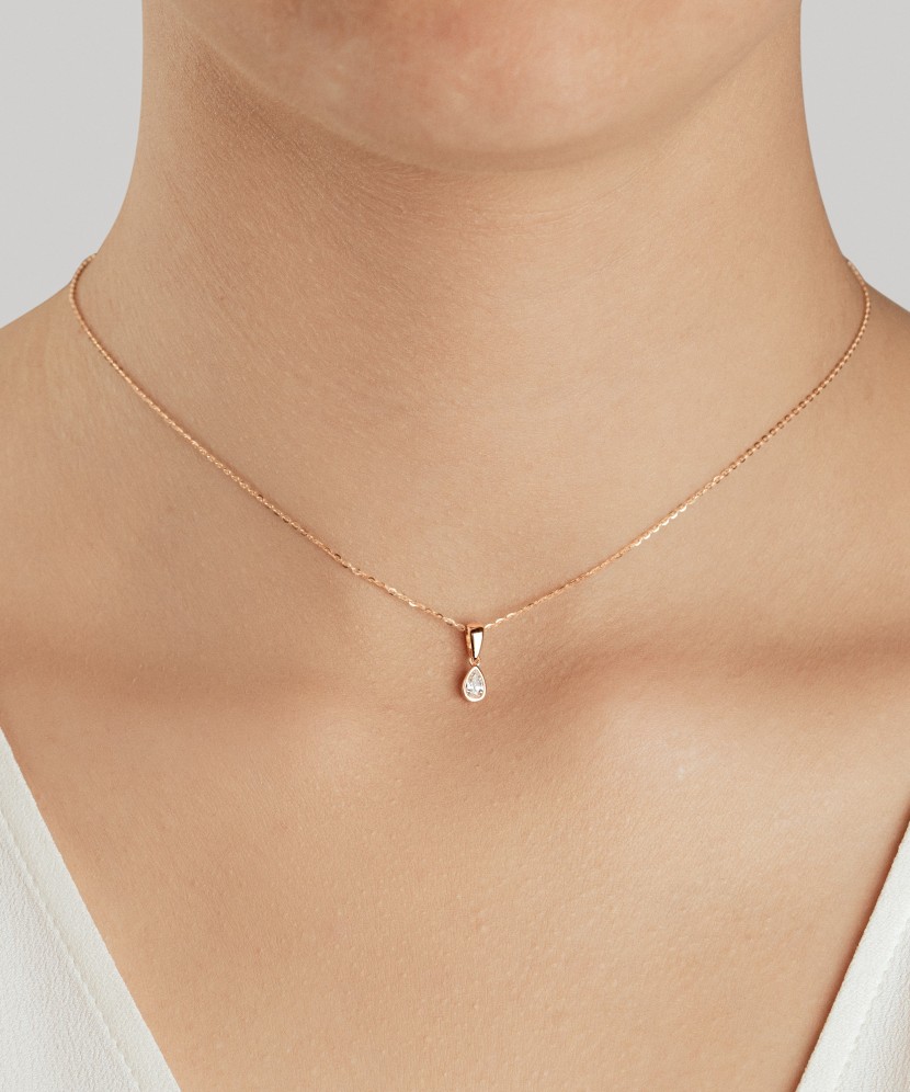 Gold pendant with zircons