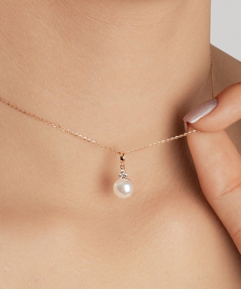 Золотая подвеска с жемчугом и цирконами