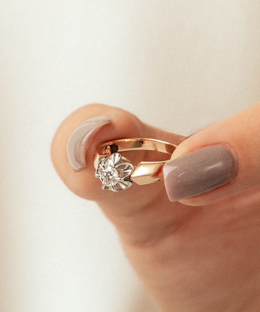 Gold ring with diamond