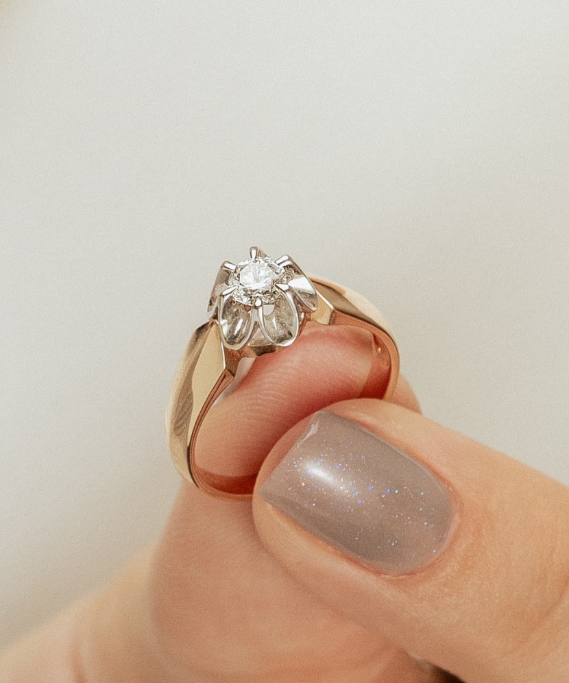 Gold ring with diamond