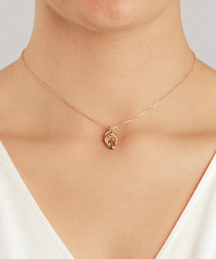 Yellow gold pendant with diamonds and emerald