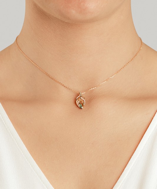 Подвеска из желтого золота с бриллиантами и изумрудом