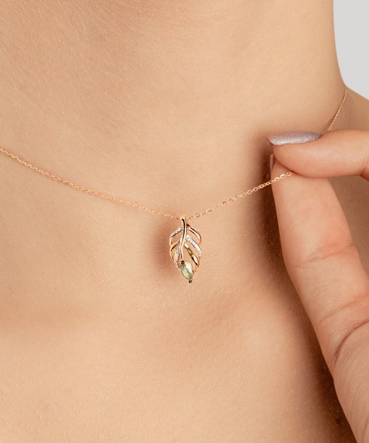 Подвеска из желтого золота с бриллиантами и изумрудом