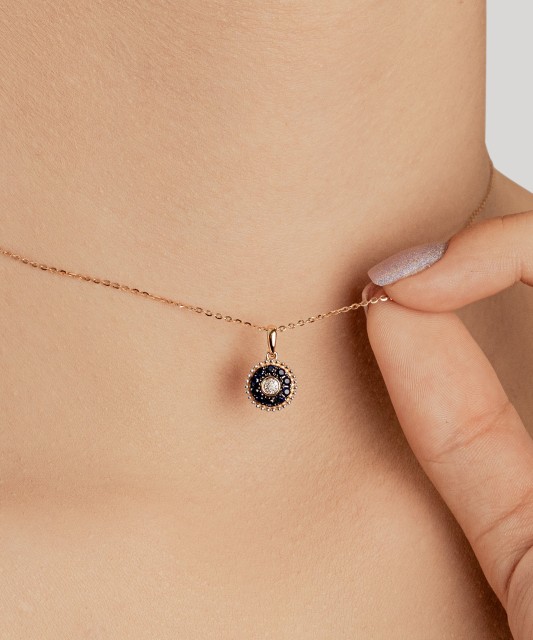 Gold pendant with sapphire and diamonds