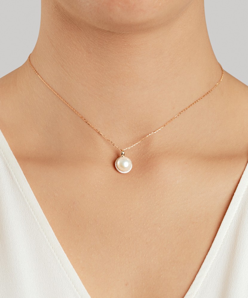 Yellow gold pendant with diamonds and a pearl