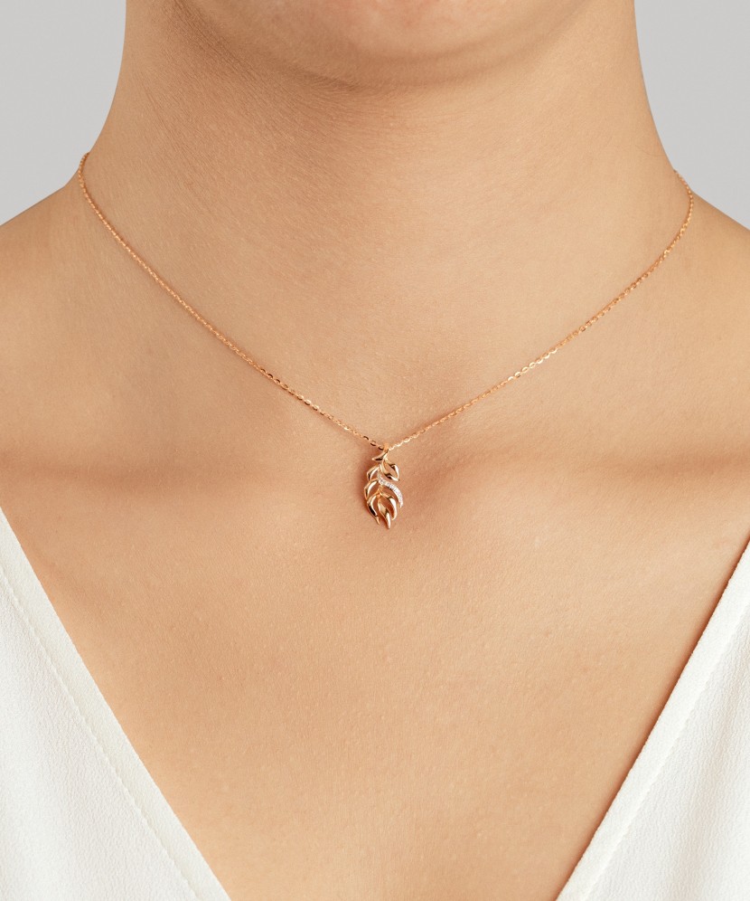 Gold pendant with diamonds