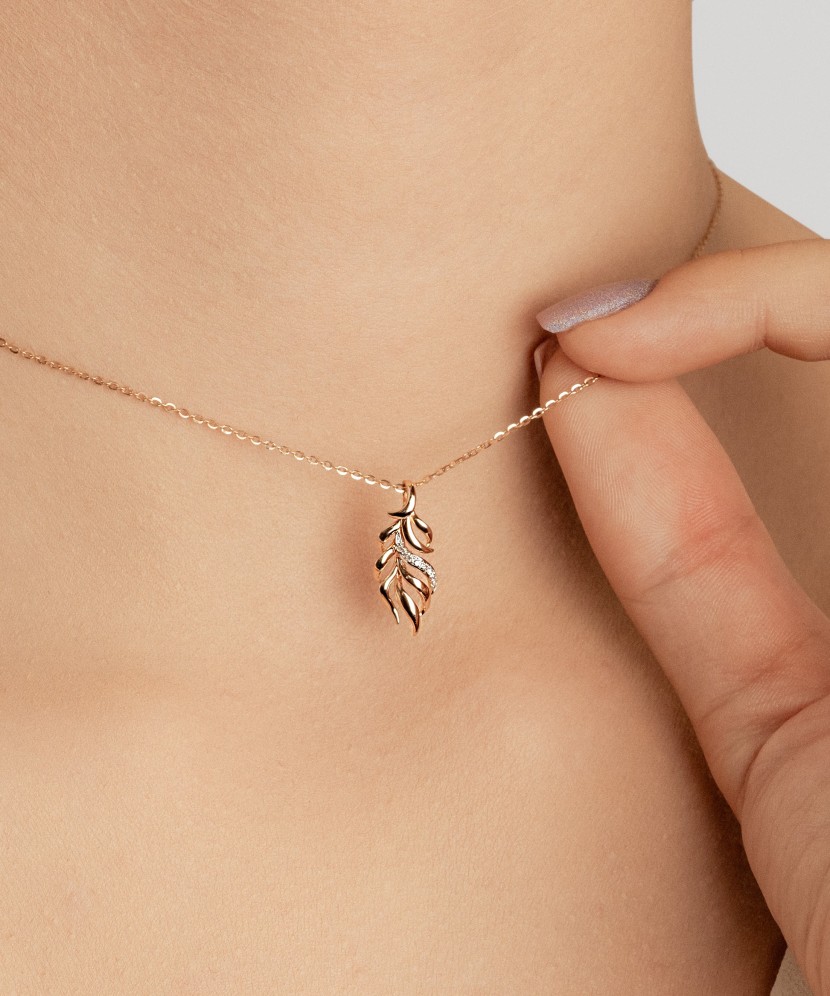 Gold pendant with diamonds