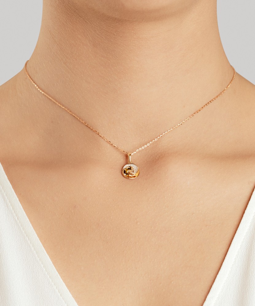 Yellow Gold pendant with diamonds