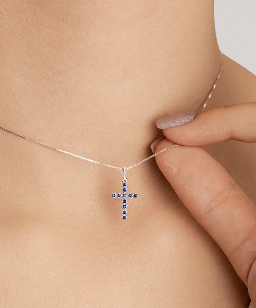 White gold pendant with sapphires