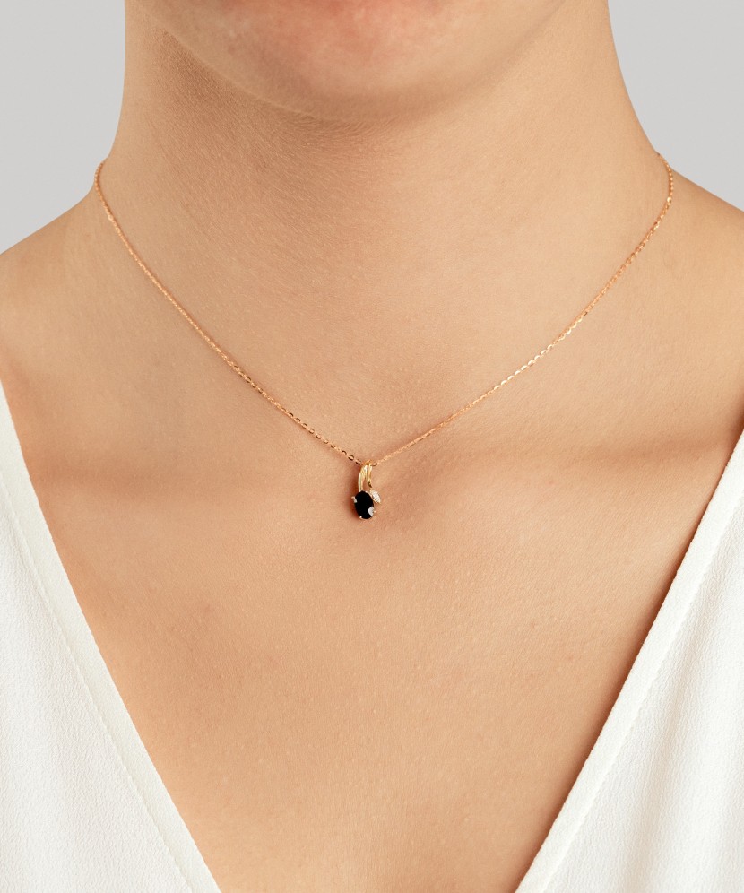 Yellow gold pendant with diamonds and sapphires