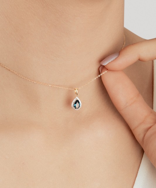 Yellow gold pendant with diamonds and London topaz