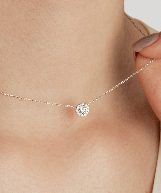 White gold chain with zirconium pendant