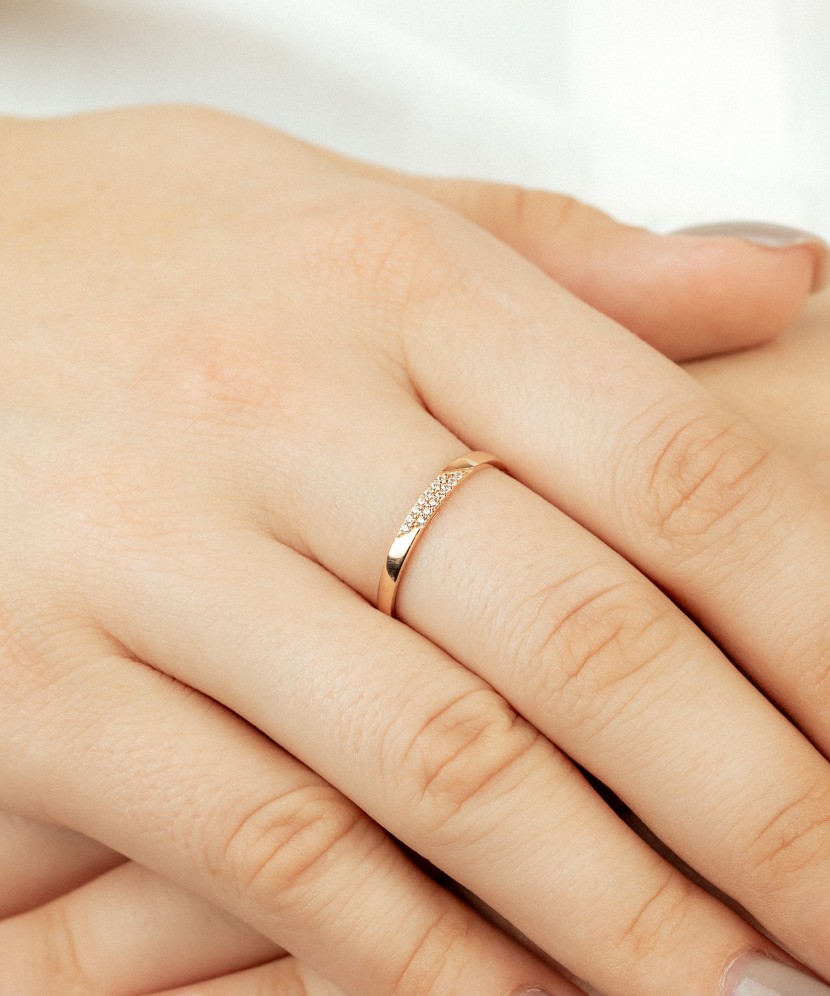 Gold ring with zircons