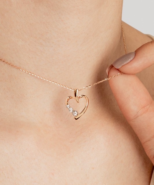 Gold pendant with diamonds "heart"