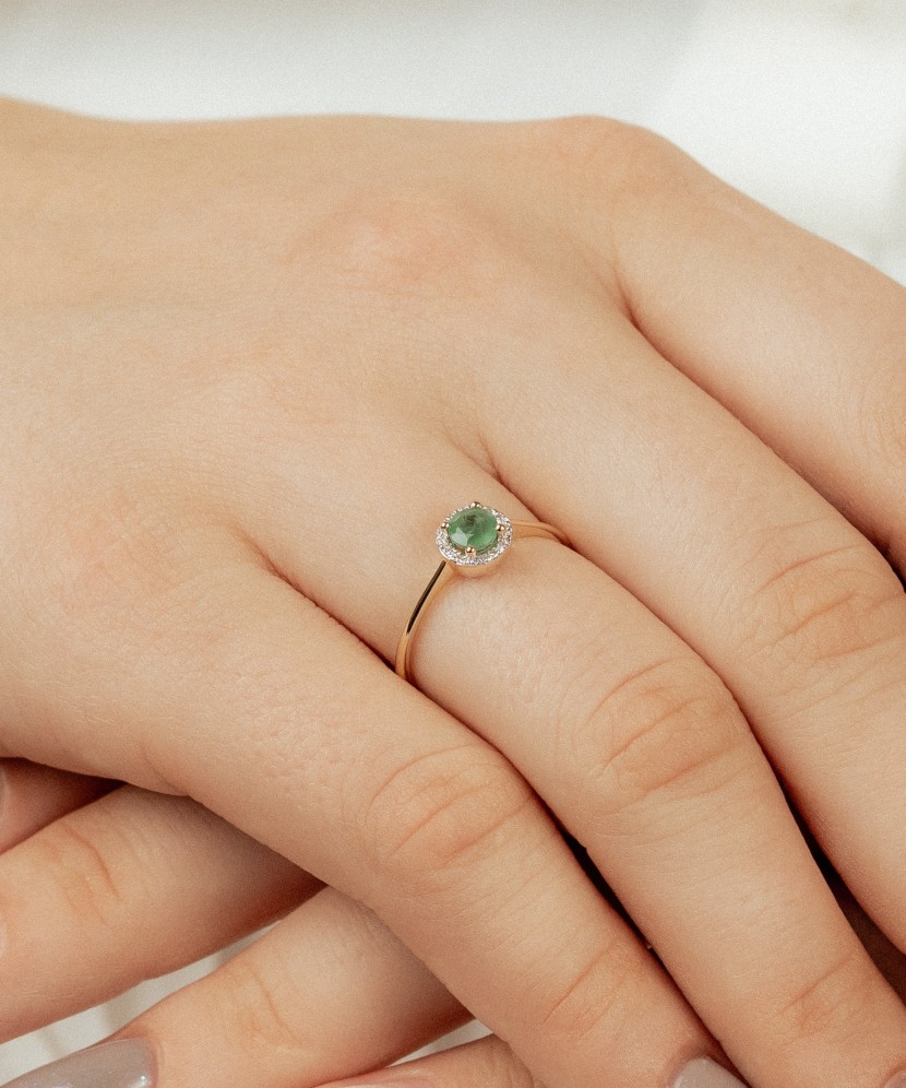 Yellow gold ring with emerald and diamonds