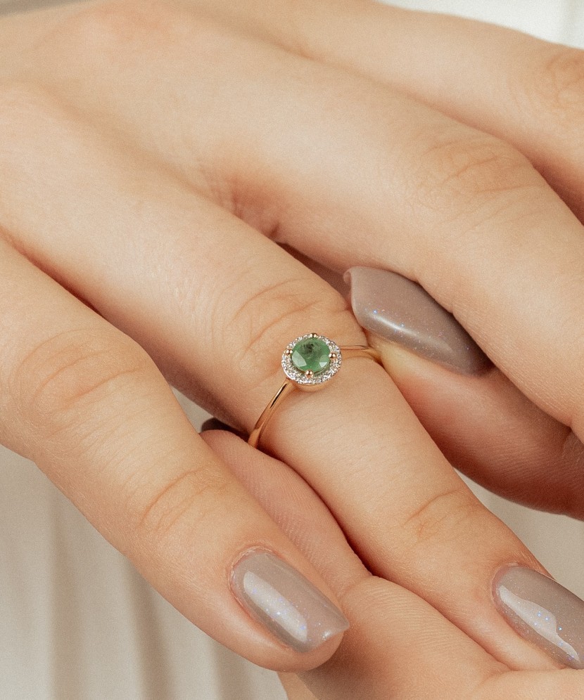 Yellow gold ring with emerald and diamonds