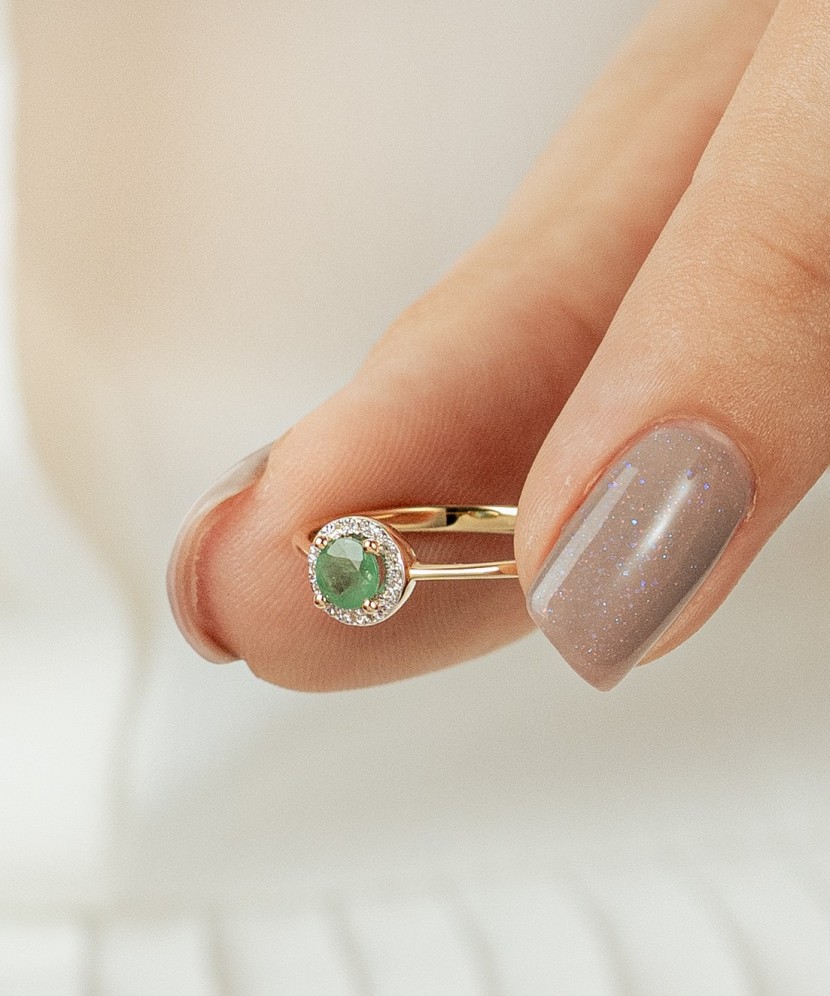 Yellow gold ring with emerald and diamonds