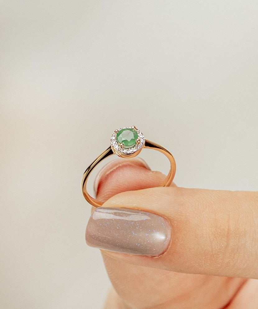 Yellow gold ring with emerald and diamonds