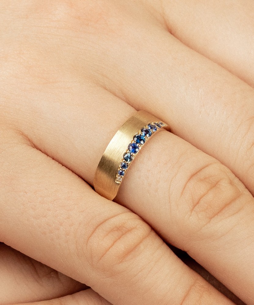 Yellow gold ring with sapphires