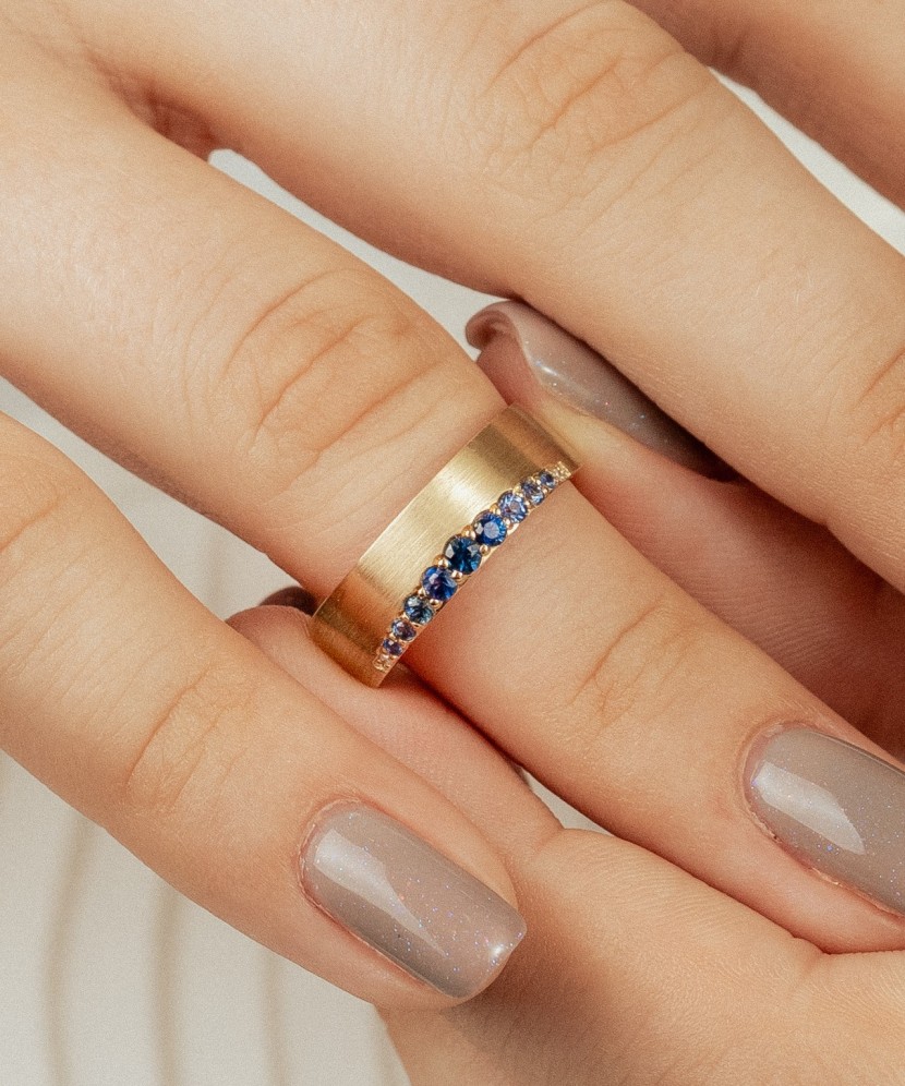 Yellow gold ring with sapphires and diamonds