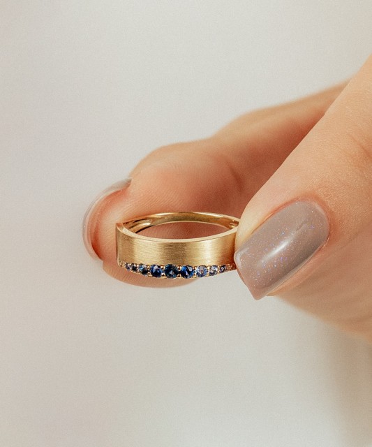 Yellow gold ring with sapphires and diamonds
