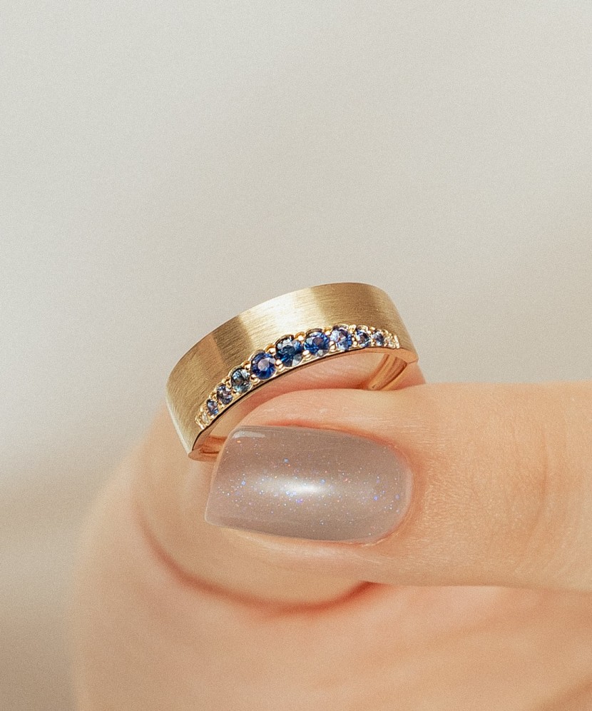 Yellow gold ring with sapphires and diamonds