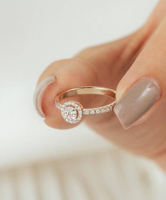 Gold ring with diamonds