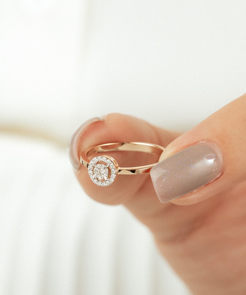 Gold ring with diamonds