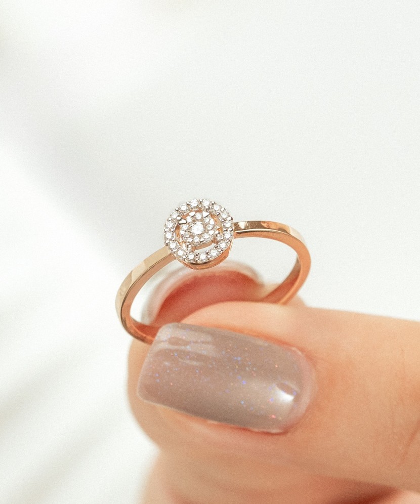 Gold ring with diamonds