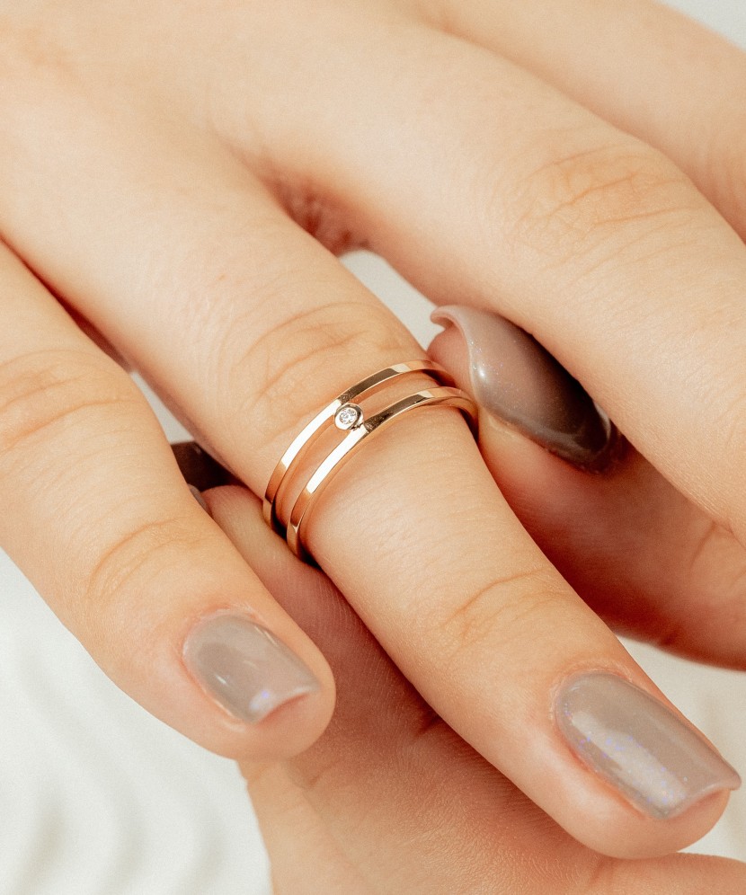 Gold ring with diamonds