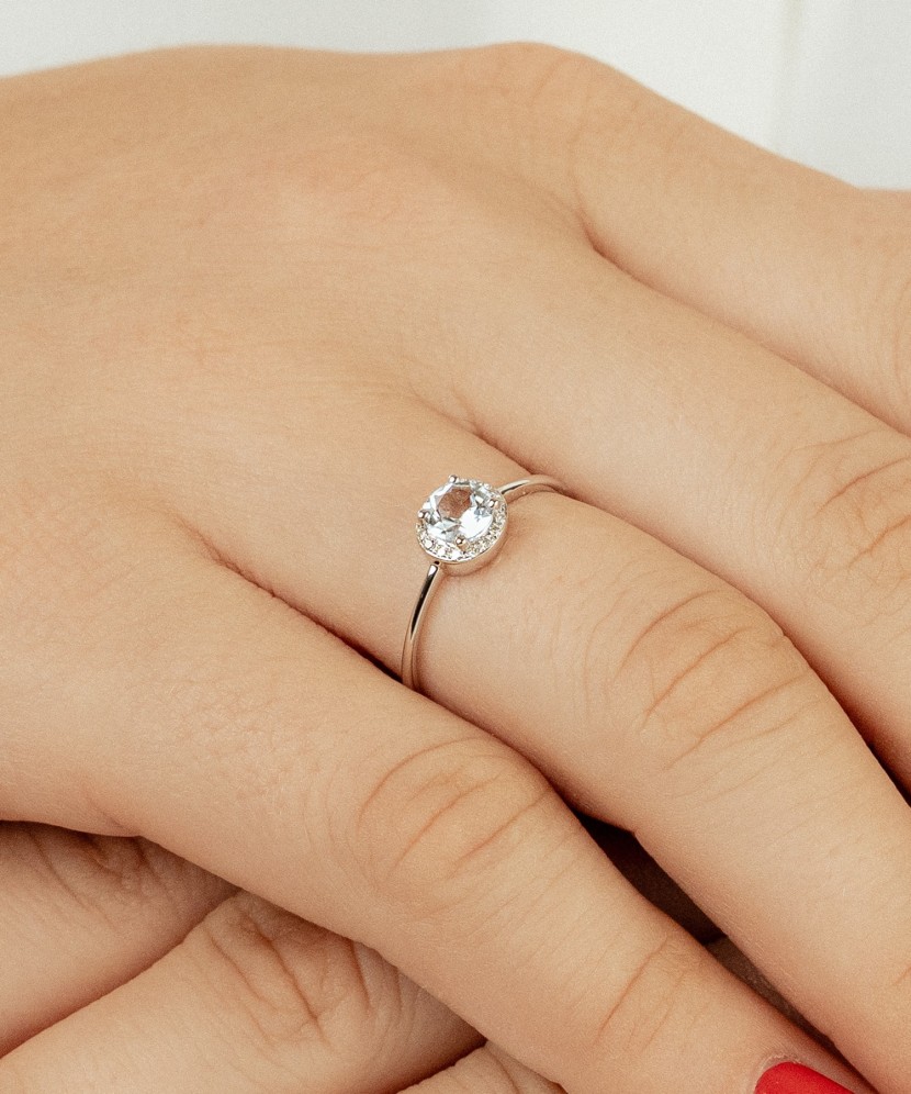 White Gold ring with diamonds and topaz