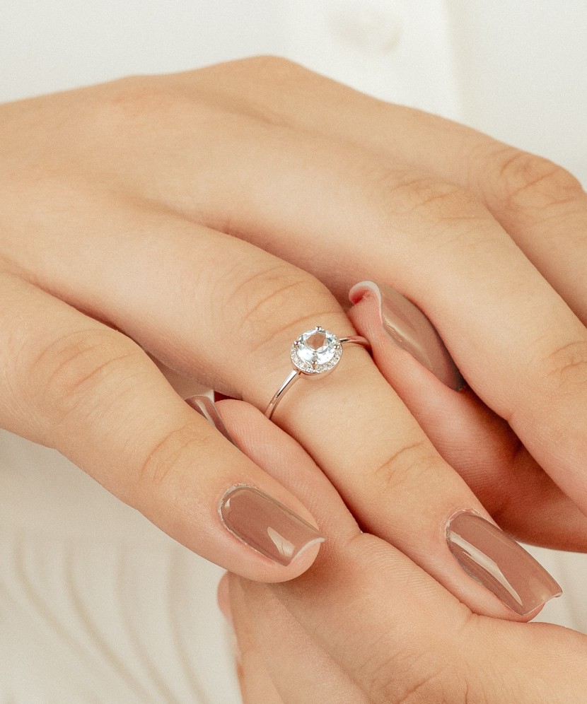 White Gold ring with diamonds and topaz