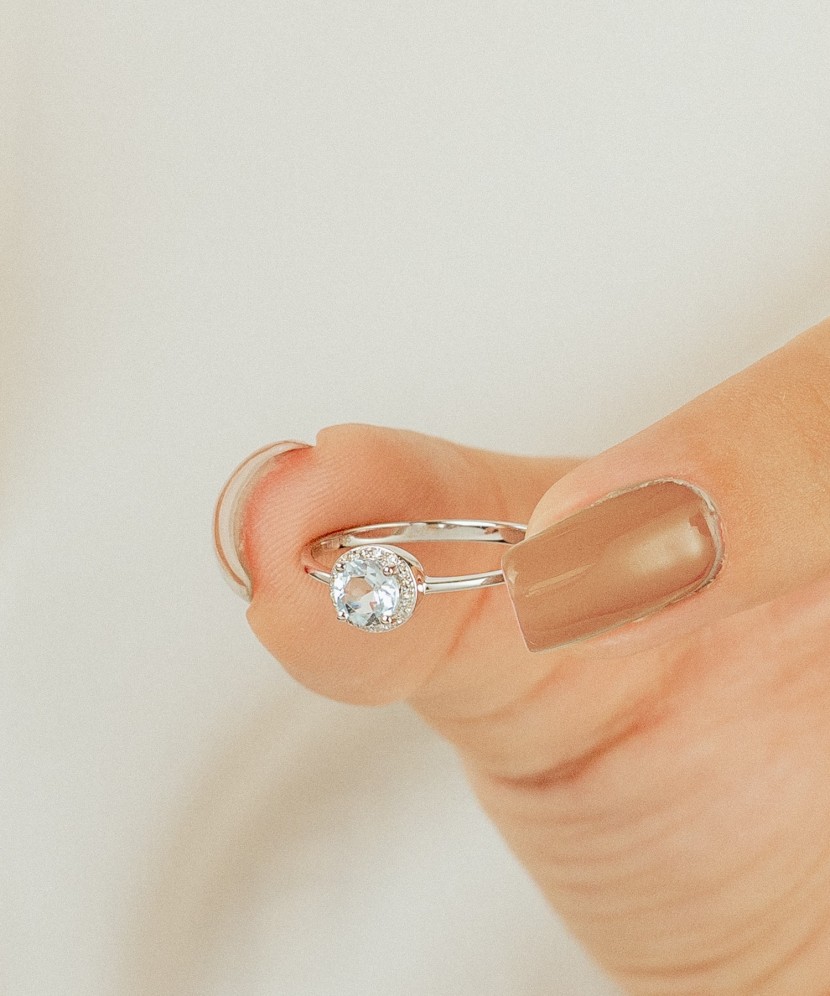 White Gold ring with diamonds and topaz