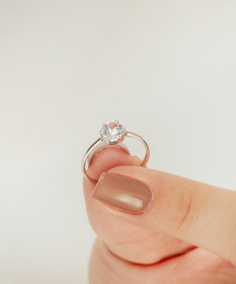 White Gold ring with diamonds and topaz