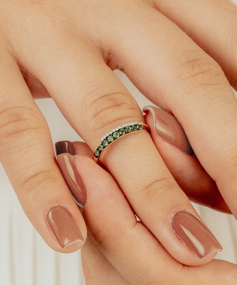 Золотое кольцо изумрудами и бриллиантами Золотое кольцо изумрудами и бриллиантами