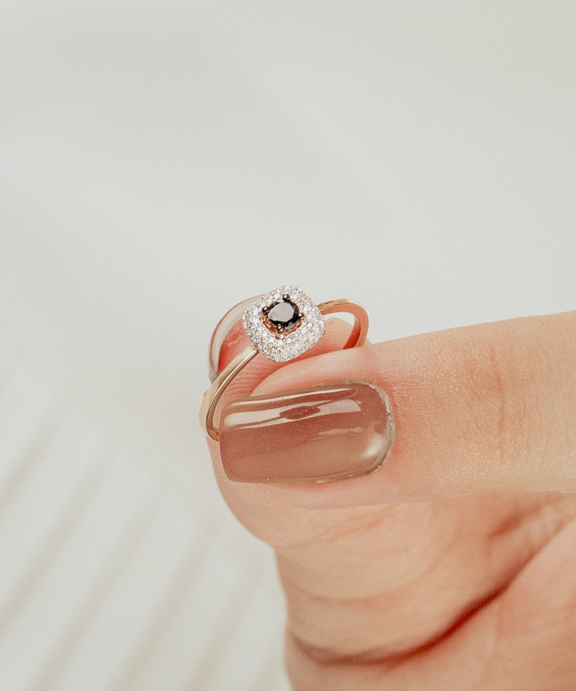 Gold ring with sapphire and diamonds