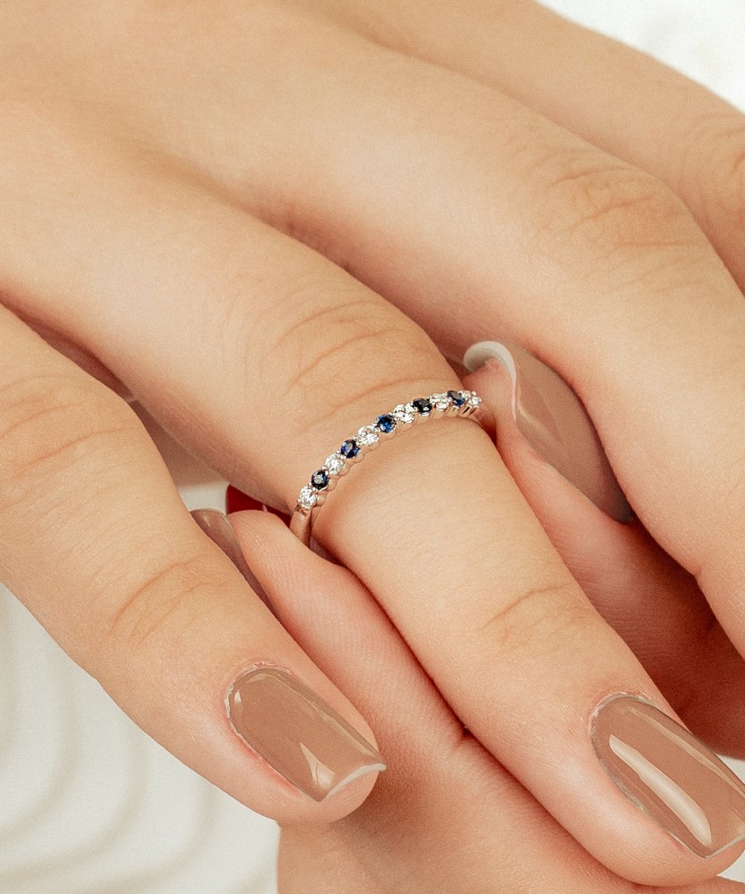 White gold ring with sapphire and diamonds