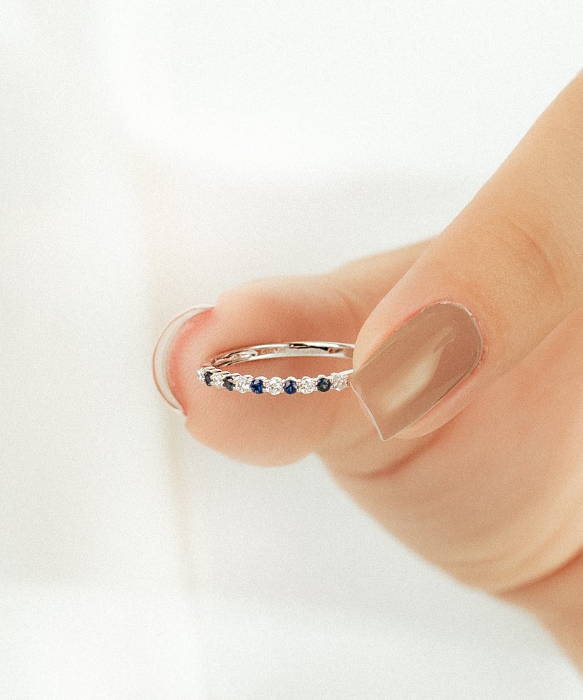 White gold ring with sapphire and diamonds