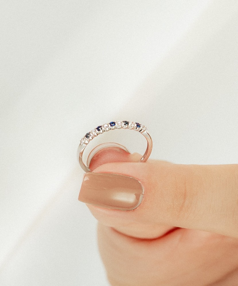 White gold ring with sapphire and diamonds